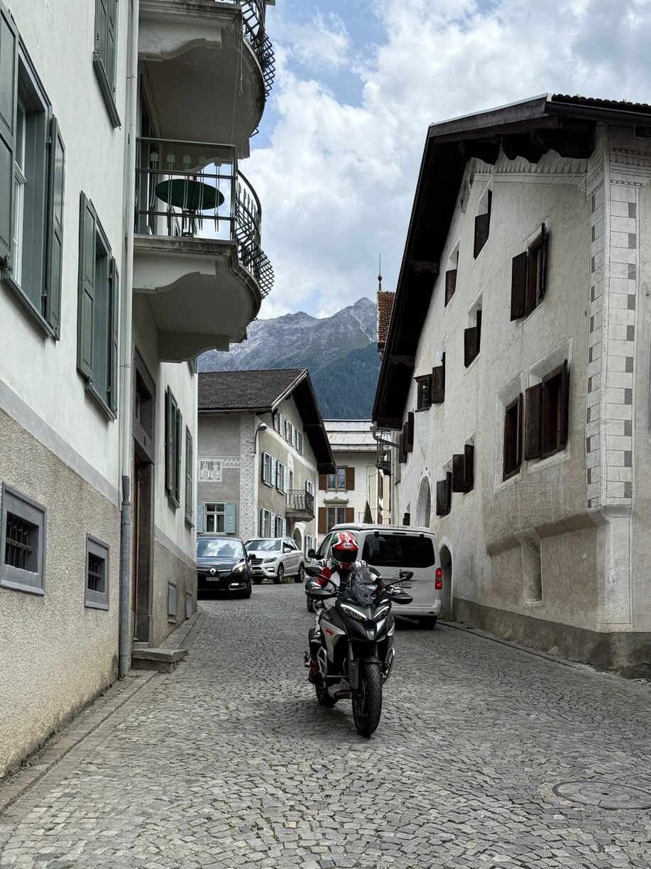 Enge Gassen, Kopfsteinpflaster. Da kann es schon mal laut werden in Bergün.